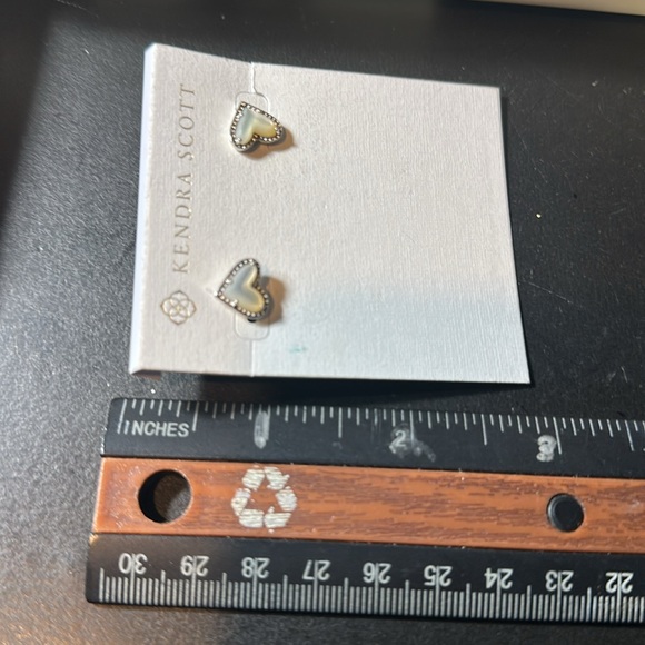 KENDRA SCOTT EARRINGS ARI HEART STUD RHOD IVORY MOP - Picture 5 of 5